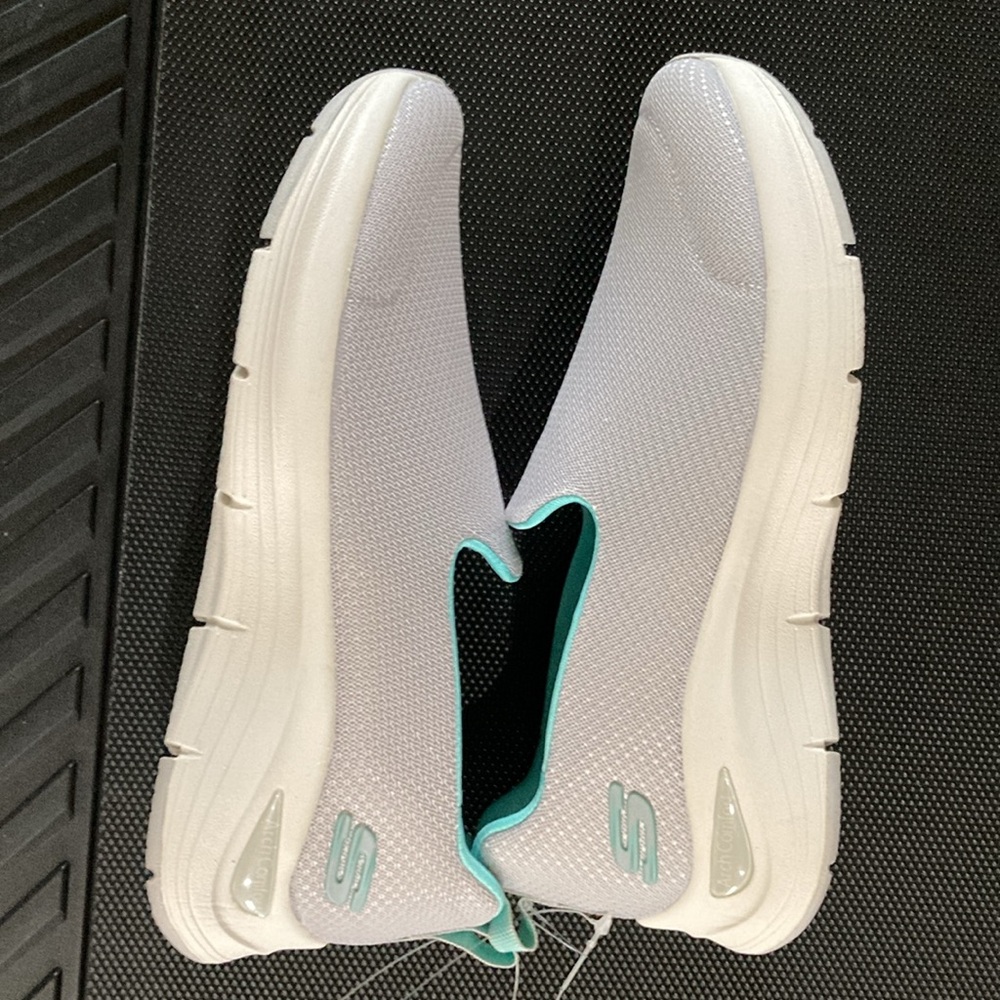 Brand New Skechers - Picture 10 of 13